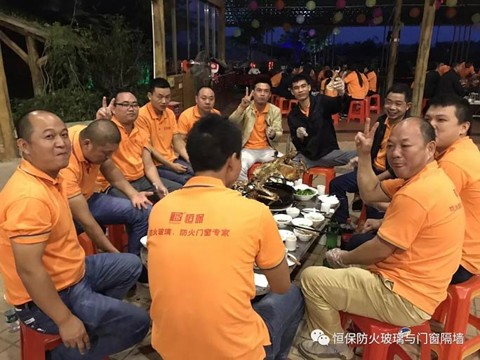 主題：“團(tuán)結(jié)”與“效率”！精誠團(tuán)結(jié)、再創(chuàng)新高！ --記公司在2017年10月17日組織了一場高明盈香戶外拓展旅游活動(dòng)